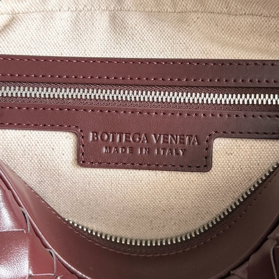 Batch 1820 BOTTEGA VENETA small INTRECCIATO woven camera bag This bv classic camera bag is a further evolution of classic woven technology, combining practicality and fashion, perfectly meeting multi-purpose needs! Classic leather handmade. Lightweight and large capacity. The shoulder strap is removable and adjustable. In addition to being worn cross-body, it can also be placed in the suitcase as a toiletry bag. It is very convenient for daily storage and classification. It also has hanging accessories to show your personality. No matter how complicated the world is, as long as you have a bag with you, everything will become better. Style number: 755923 Size: 24.5*15*6cm